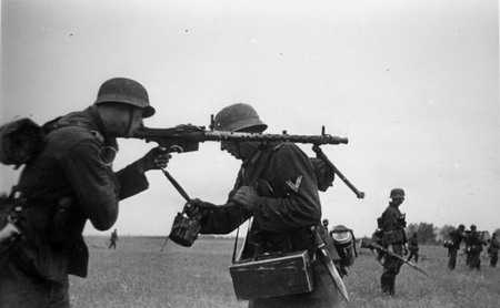 Shoulder firing the MG34